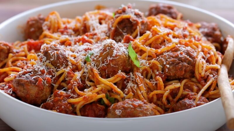 How to make pasta in marinara sauce with meatballs
